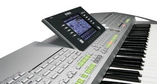 Tyros-2-close-up-of-keys