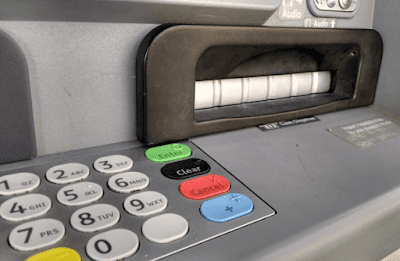 Krebs on Security ci ricorda cosa guardare in uno sportello bancario ATM 16 cashskimmercloseup 580x378 1