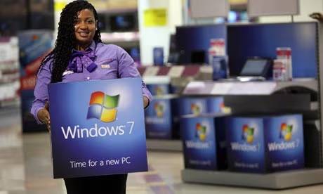 A-computer-shop-employee-001